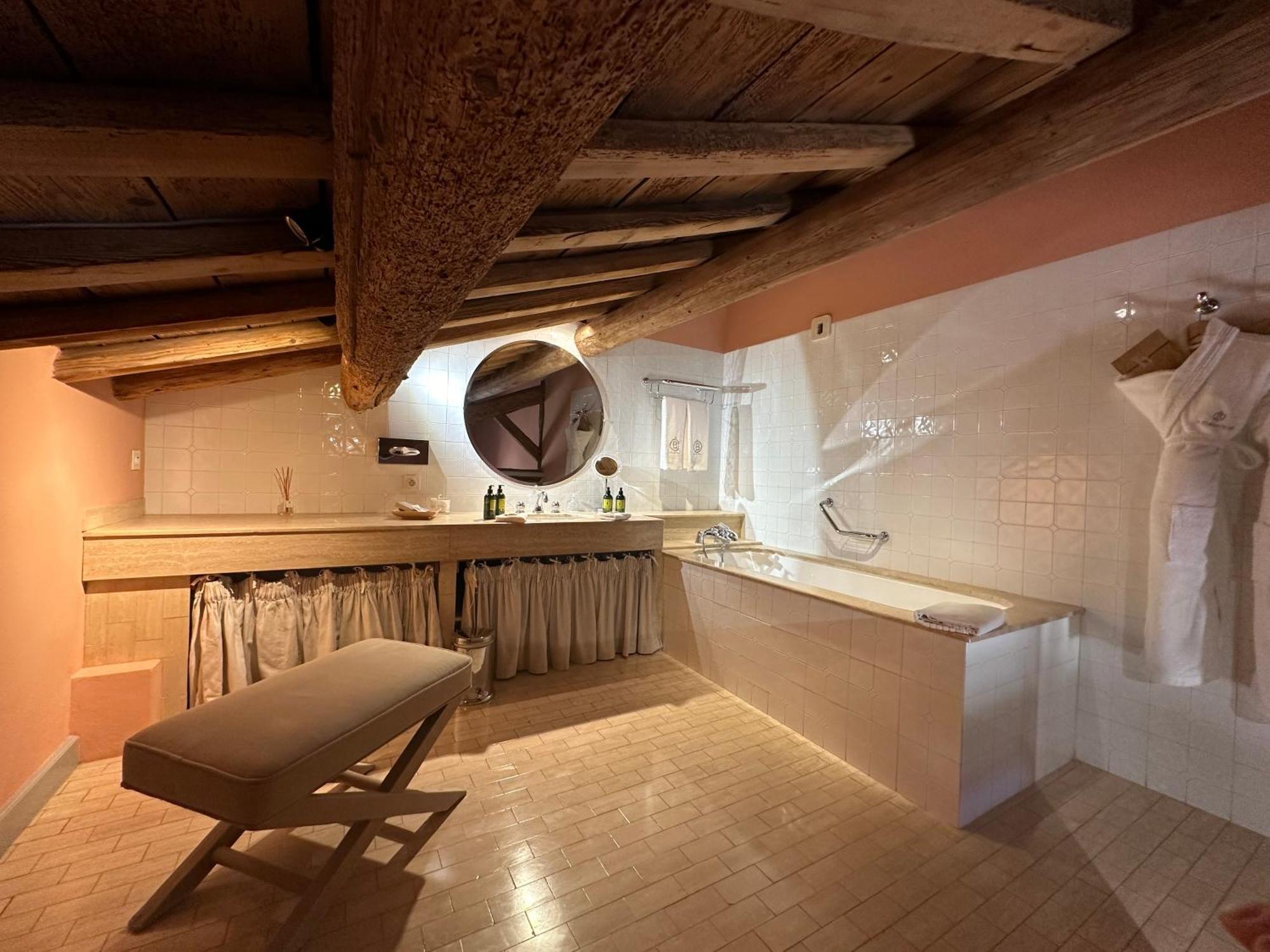 Le Mas De Peint - Hotel Et Restaurant Arles Room photo